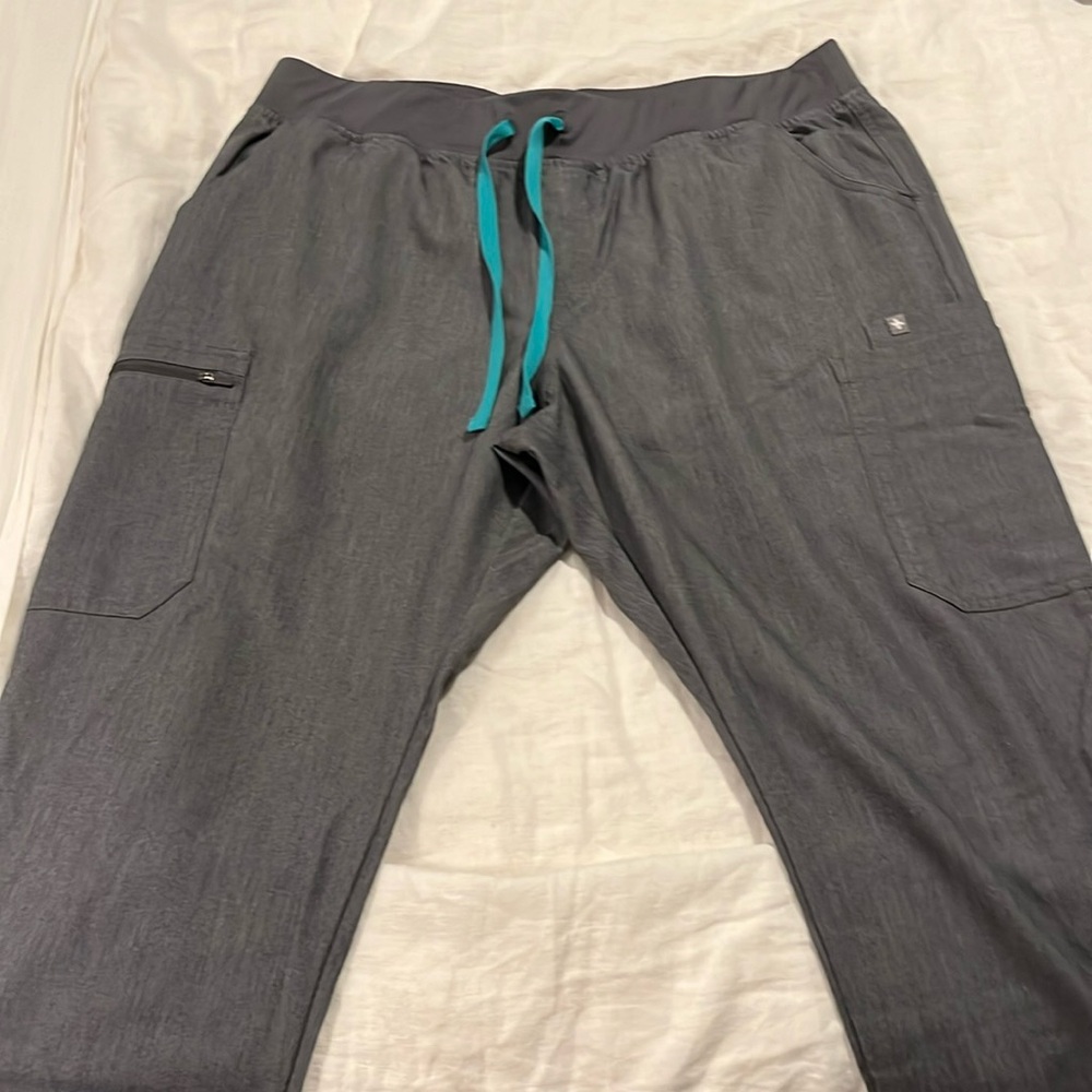 Figs yola scrub pants in xl graphite